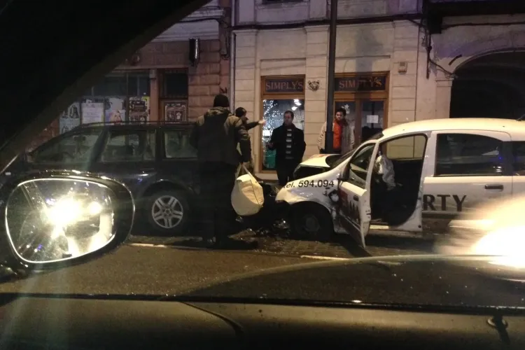 Accident pe Eroilor! O mașină de la Marty a lovit două mașini parcate - FOTO