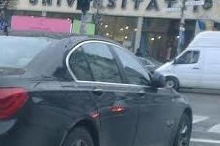 Tupeist cu BMW parchează de luni de zile sub semaforul din Unirii: De ce îl evită Poliția? - FOTO
