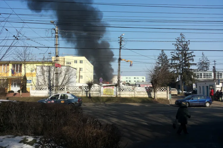 Incendiu în spatele Iulius Mall Cluj, la o magazie de lângă liceul creștin Pro Deo FOTO