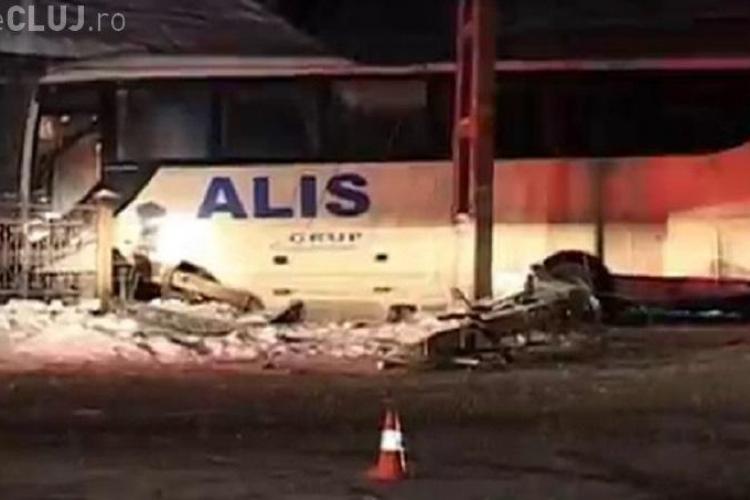Accident la Iclod! - VIDEO - Un autocar a intrat într-o casă, fiind acroșat de un BMW. BOLIDUL a rupt o poartă