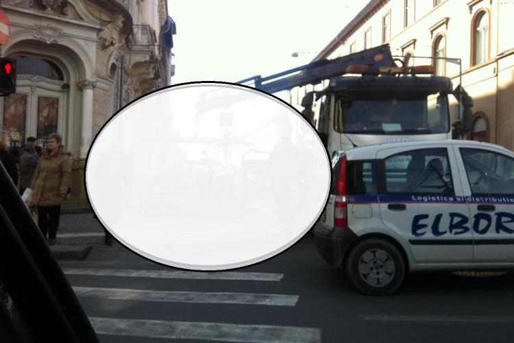 Culmea PARCĂRII la Cluj! Și-a lăsat mașina în ușă la Conti - FOTO