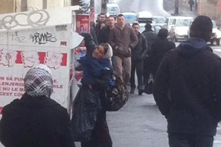 O femeie de etnie romă, golea tomberonul cu haine pentru donații, de pe Moților - FOTO