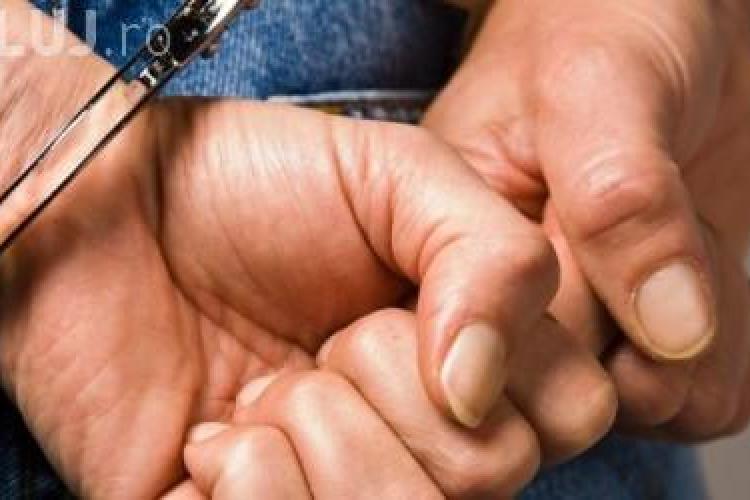 Un minor de 16 ani a fost arestat după ce a jefuit un bătrân din Huedin
