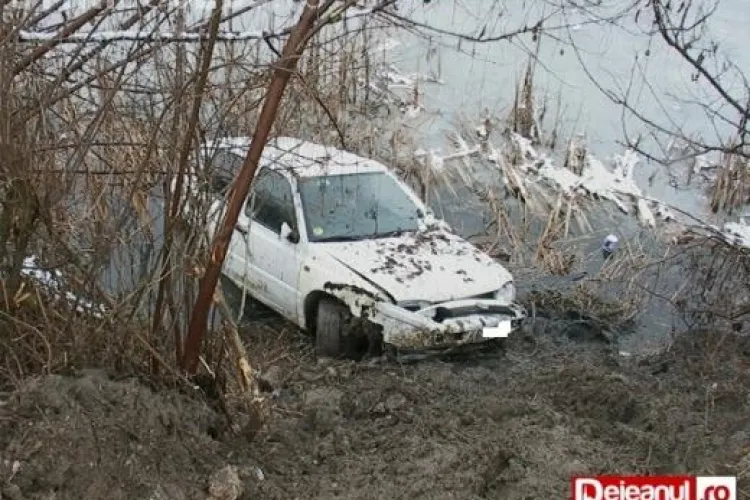 Doi tineri s-au oprit să facă sex în parcarea unei benzinării din Gherla și au căzut cu mașina în Someș FOTO