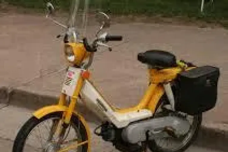 Accident pe strada Fabricii. Un bărbat a căzut cu moped-ul când a încercat să schimbe direcția