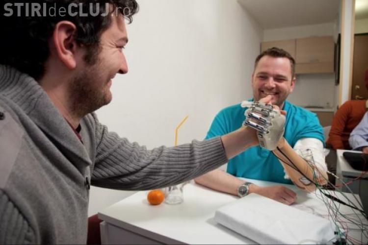 Medicii i-au pus o mână bionică, iar pacientul simte tot ce atinge cu degetele