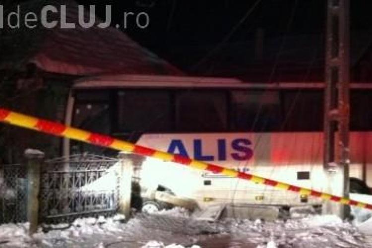 Accident bizar la Iclod. Un localnic s-a trezit cu autocarul lângă pat VIDEO