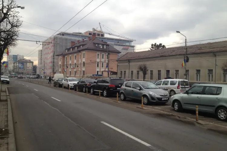 Politia rutieră, ascunsă între mașini pe Bulevardul 21 Decembrie - FOTO