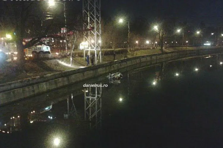 O mașină a căzut în Someș, lângă Sala Sporturilor - VIDEO