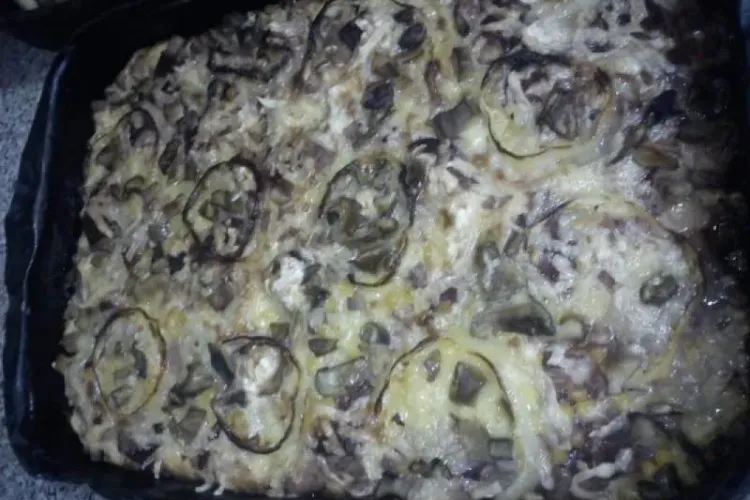 REȚETE: Cum să prepari o pizza salami cu aluat de clatite