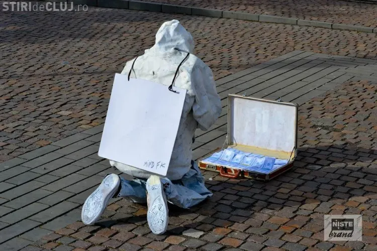 Protest în fața Catedralei Mitropolitane din Cluj-Napoca! Un manechin se ruga la o servietă cu DOLARI