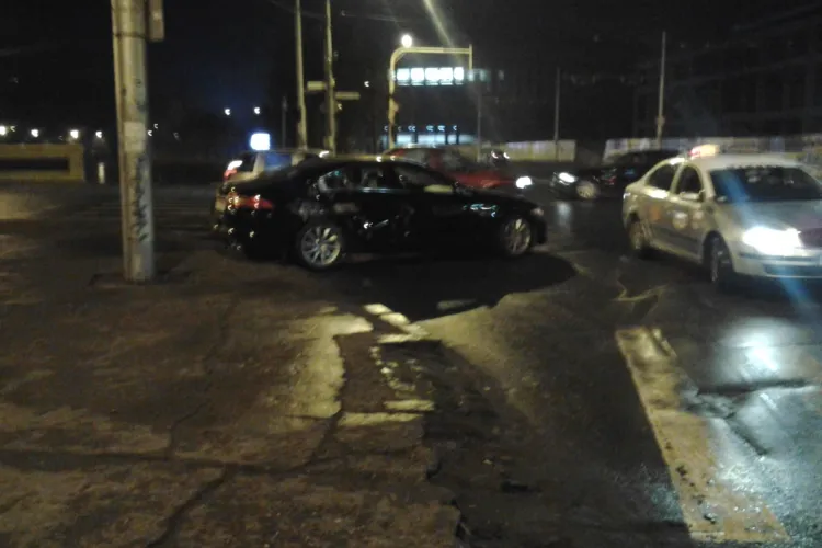 O șoferiță din Cluj a intrat cu Jaguarul în tramvai, în zona Garibaldi - FOTO