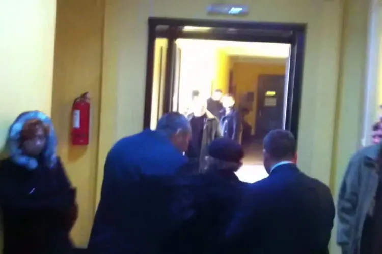 Bătrân ”săltat” de agenți pentru că vocifera împotriva lui Băsescu - VIDEO 