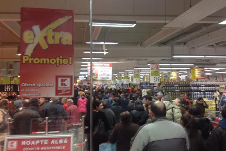 Bătrânii s-au călcat în picioare la Noaptea reducerilor de la Kaufland Cluj - FOTO