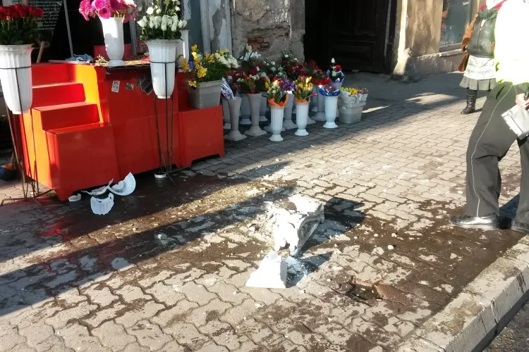 O bucată de tencuială de 15 kg a căzut peste ghereta unei florărese, pe Memorandumului - VIDEO