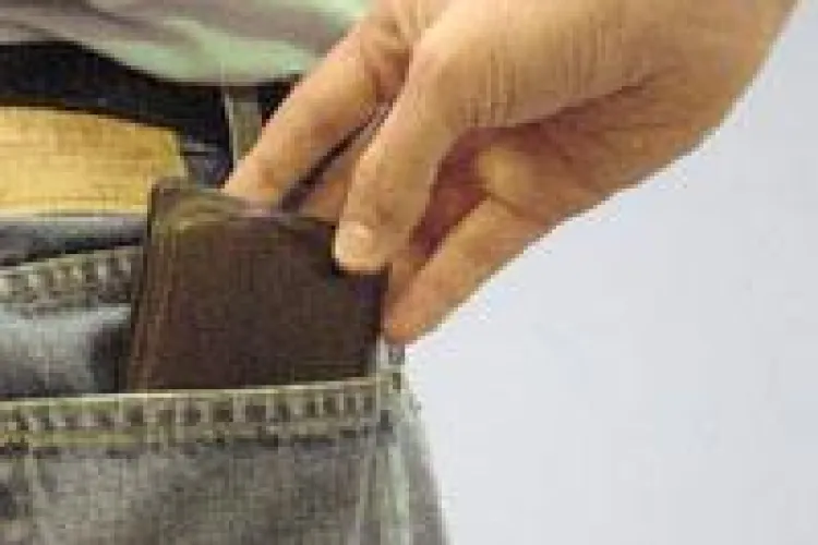 Copil prins în flagrant în timp ce îi fura portofelul unui bărbat pe strada Horea