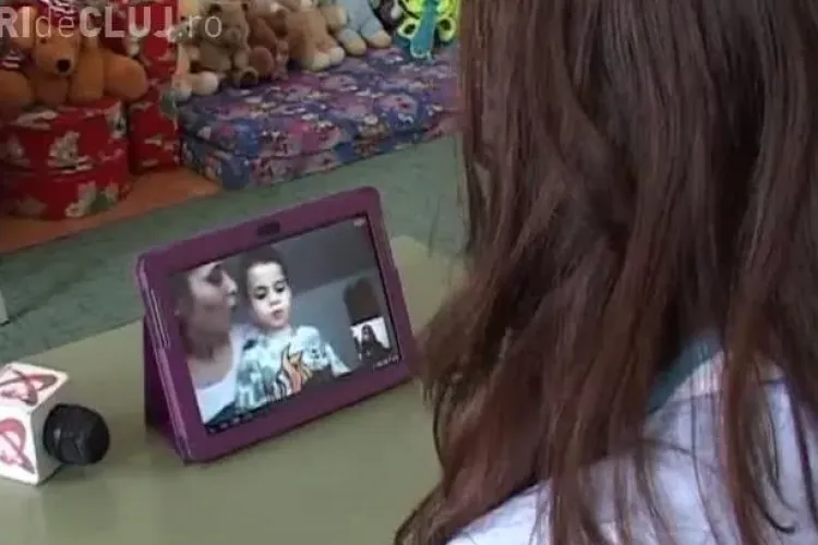 Un medic ORL din Cluj le dă micuților tablete pentru a ține legătura cu psihoterapeutul