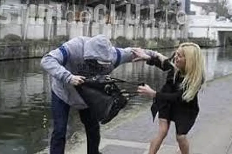 Hoți arestați la Cluj după ce i-au sustras CU FORȚA telefonul unei femei pe strada Horea