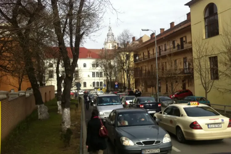 Parkingul din spatele Primăriei Cluj-Napoca este prost proiectat? Iarăși e HAOS - FOTO