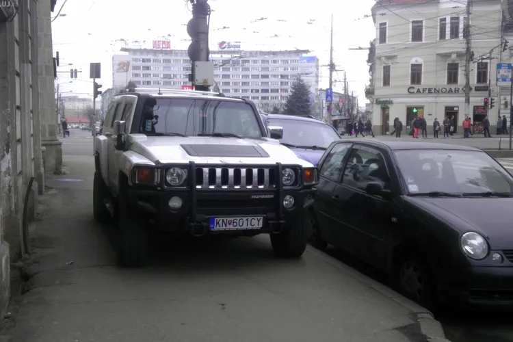 Hummer parcat pe trotuar la intrare pe strada Barițiu - FOTO