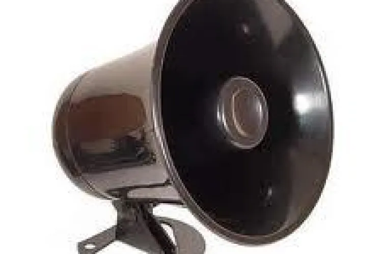 Mai mulți clujeni sunt revoltați din cauza radioului difuzat în stațiile de autobuz. Vezi cum răspunde Primăria