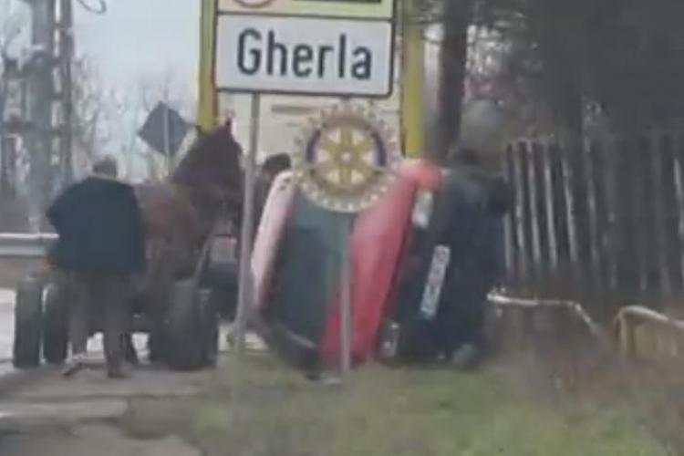 Cum a ajuns această mașină cu roțile pe gard la Gherla - VIDEO
