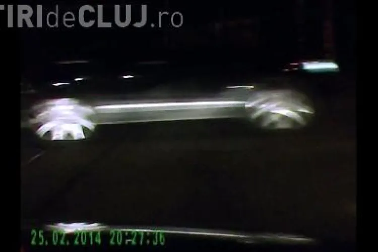 I-a ieșit un JEEP în față la intersecția de la Podul Garibaldi. Poliția spune că semafoarele sunt OK - VIDEO