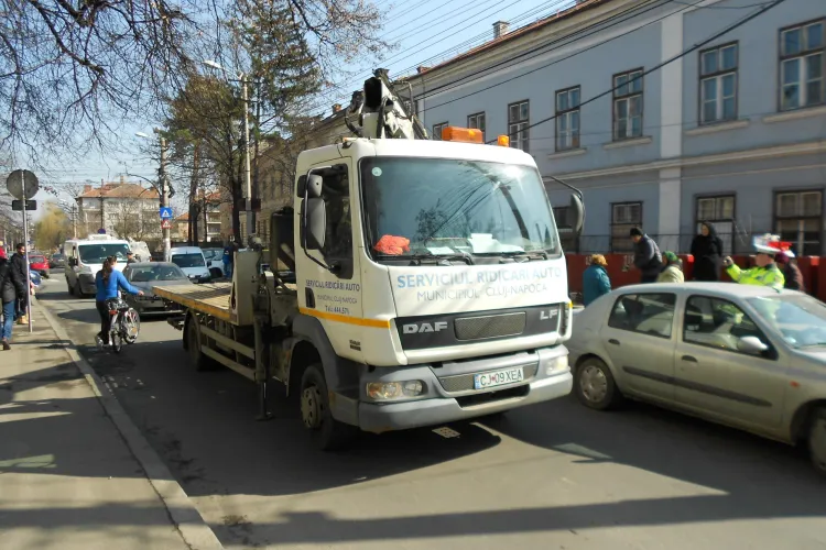 Strada Argeș, blocată de cei de la RIDICĂRI auto pentru un BMW X5 parcat la bordură - FOTO