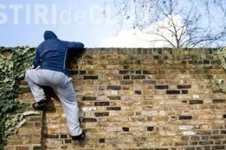 Hoț ghinionist: Un clujean a fost prins în timp ce sărea gardul la furat