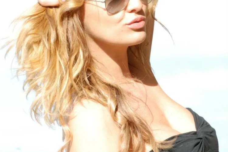 Blonda cu BMW Z4 care a fugit de Poliție este foarte frumoasă și plină de bani - FOTO