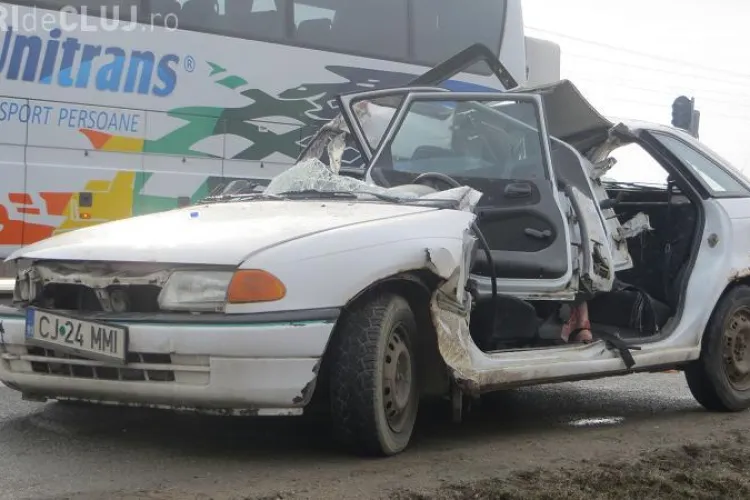 Accident la Jucu! Un șofer grăbit a încercat o depășire și a intrat sub un TIR - FOTO