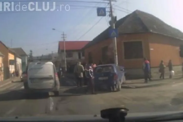 Un nesimțit cu BMW a provocat un accident la Turda! Din cauza lui, un autoturism s-a oprit într-un stâlp - VIDEO