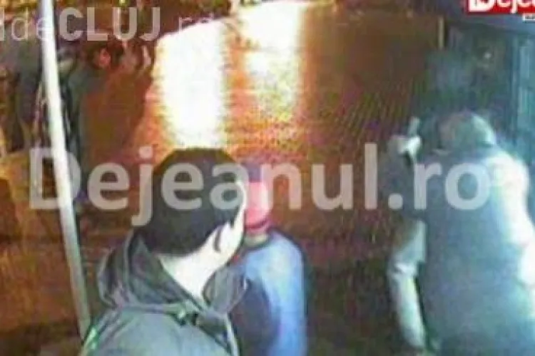 Cum a fost tâlhărit un bărbat în centrul Dejului - IMAGINI VIDEO de pe camerele de supraveghere