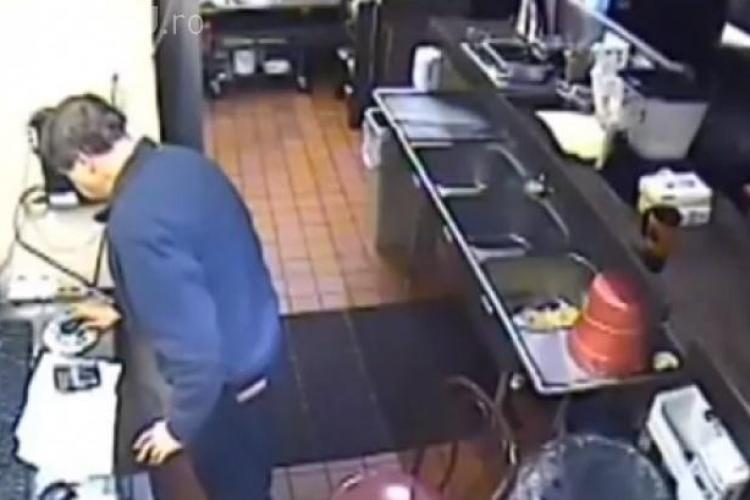Angajat Pizza Hut filmat în timp ce-și făcea nevoile în chiuvetă - VIDEO