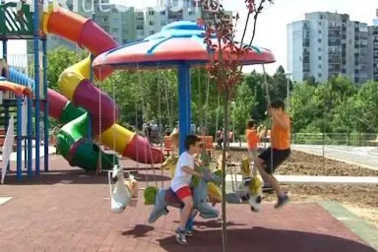 Toboganele din parcul de pe strada Mehedinți în stare deplorabilă. Primăria își asumă responsabilitatea