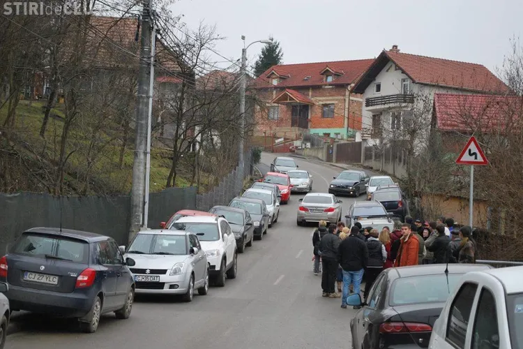 Protest AUTO pe strada Măceșului, unde se ridică 9 blocuri turn. Oamenii au umplut strada de mașini  - FOTO