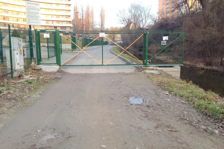 Central Park Residence refuză să le deschidă clujenilor poarta spre aleea din parcul Rozelor