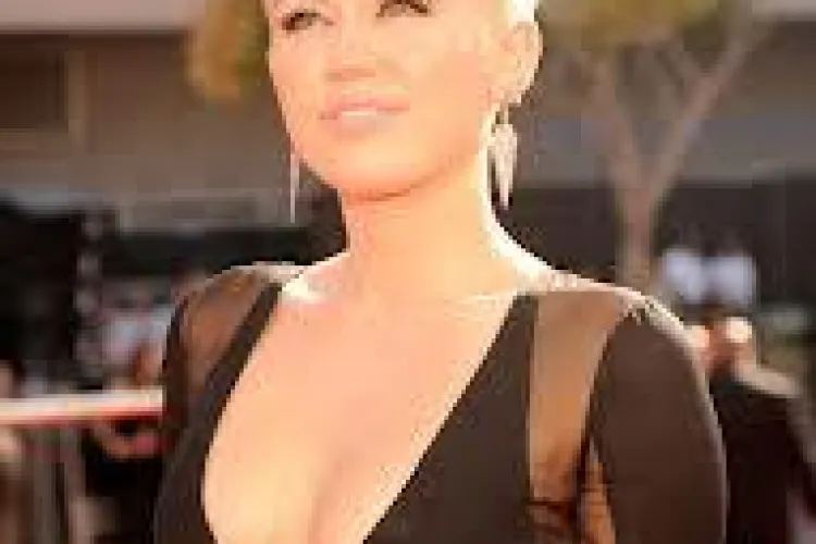 Miley Cyrus s-a cuplat cu un actor de Oscar, de două ori mai bătrân ca ea