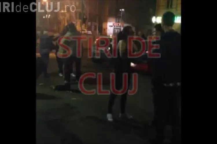 BĂTAIE între femei la Cluj, în față la McDonald's, în Piața Mihai Viteazu - VIDEO 