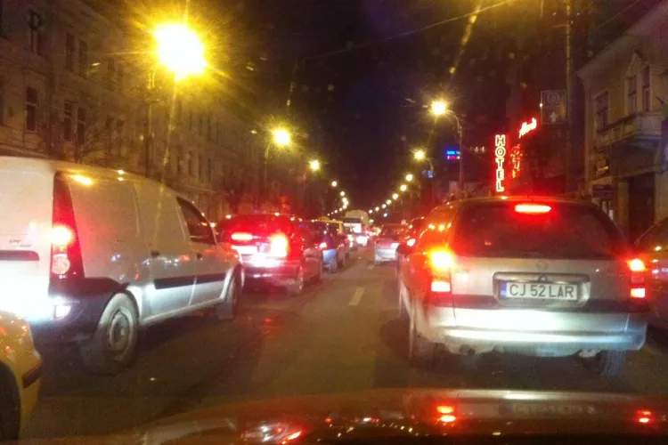 Calea Dorobanților a fost blocată de ”Dorel” care a lucrat la o gură de canal - FOTO