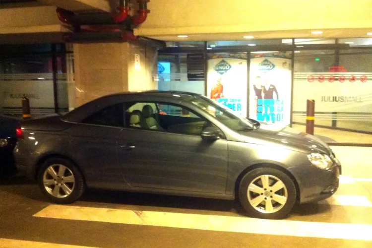 Parcare de ”ziarist” la Iulius Mall Cluj! Direct pe trecerea de pietoni în dreptul ușii - FOTO