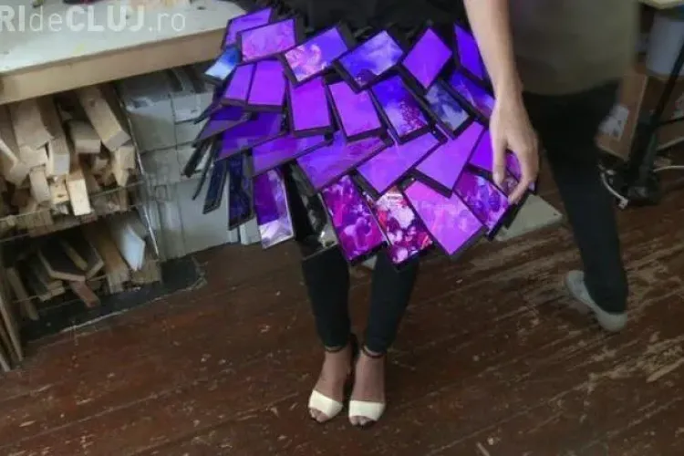 Prima fustă din smartphone-uri a fost creată. Vezi cum arată fusta ”high tech” VIDEO