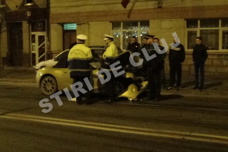 Accident pe Moților! O șoferiță beată a fugit cu un BMW Z4 de Poliție și a lovit un TAXI - VIDEO / UPDATE: Sunt 4 răniți