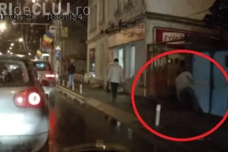 Un bețiv, la un pas să cadă în fața mașinilor în Piața Cipariu. A fost lăsat pe trotuar - VIDEO
