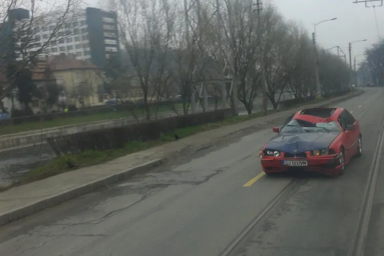 Biciclist omorât de un șofer cu BMW. Mașina era PRAF dar șoferul a fugit cu ea de la locul acidentului FOTO