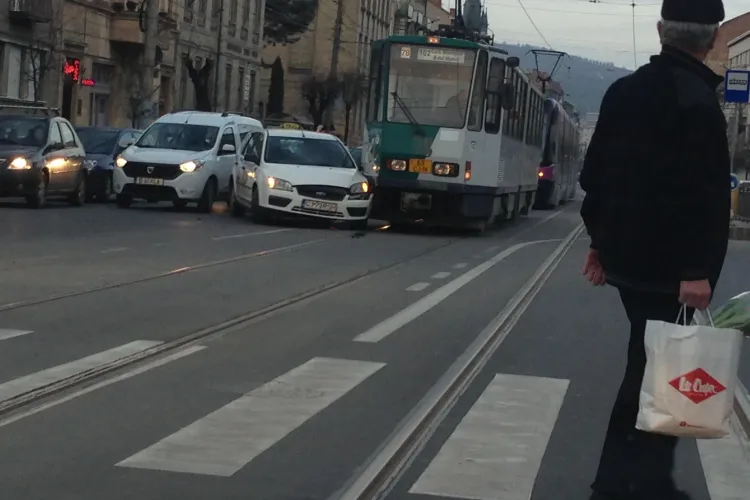 Accident pe strada Horea! Un taximetrist a intrat cu mașina în fața tramvaiului FOTO