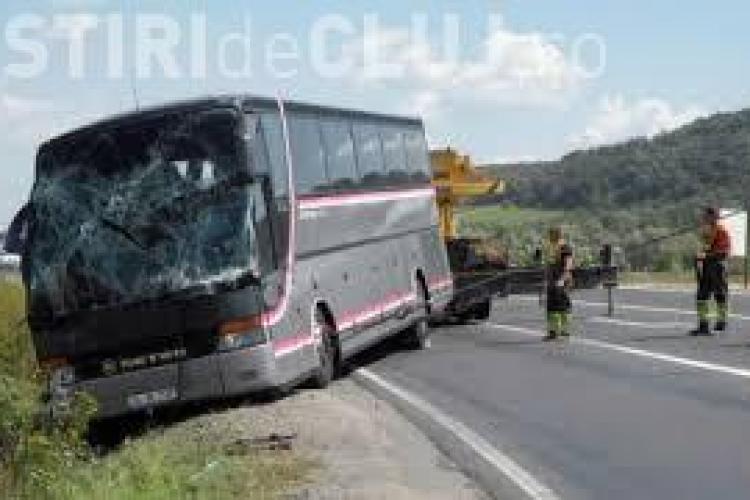 Un autocar plin cu români s-a răsturnat în Suedia. Șoferul a fost grav rănit