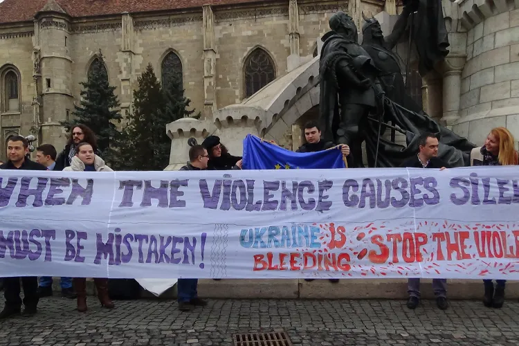 Flash-mob de solidaritate cu Ucraina organizat în Piața Unirii de TSD Cluj - VIDEO