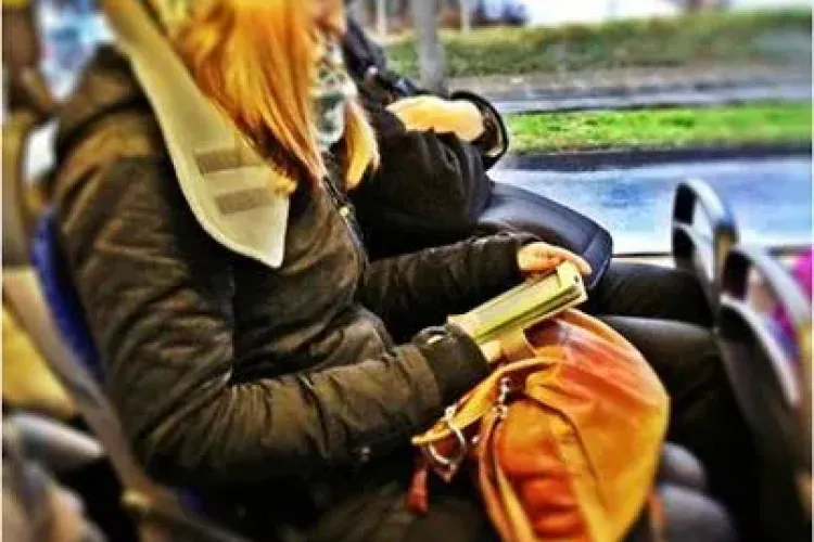 Clujenii care citesc în autobuz să circule GRATIS? Ce spune Emil Boc