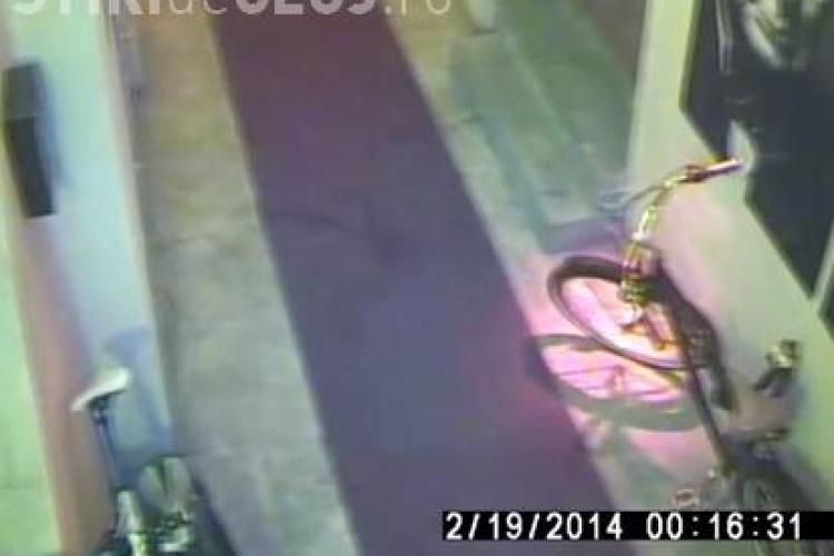 Cum se fură o bicicletă în centrul Clujului! OFER RECOMPENSĂ - VIDEO